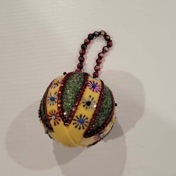 Vintage artisan red green sequin beige velour Christmas ornament 3" diameter - Picture 1 of 7